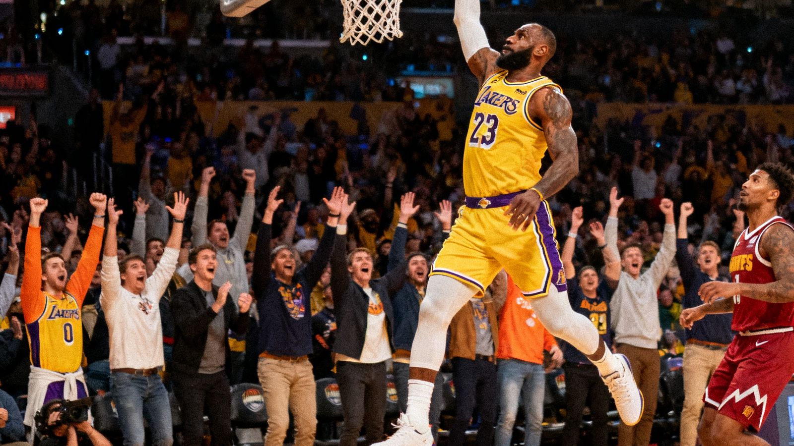 NBA季后赛湖人vs掘金，詹姆斯最后时刻上篮绝杀，全场沸腾